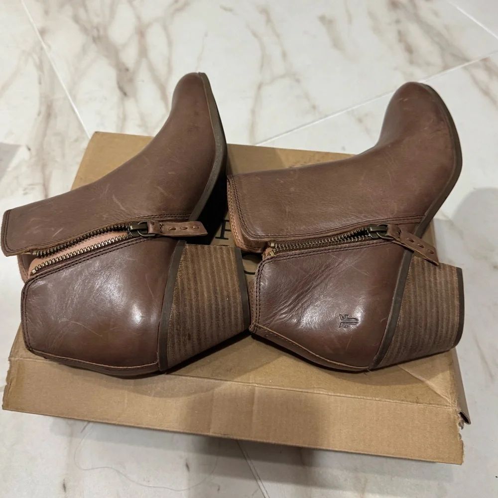 NWT FRYE Brown Leather Double Zip Ankle Boots Booties Size 9